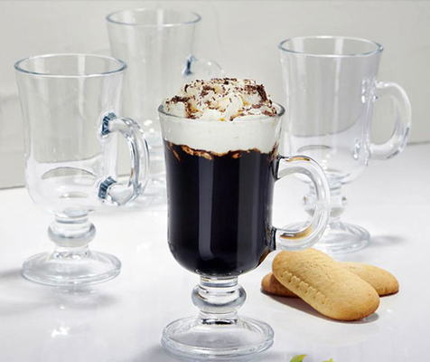 コーヒー アイス クリームのサンデー ガラスのマグ、Cappuccionジュースのガラス アイス クリーム ボール