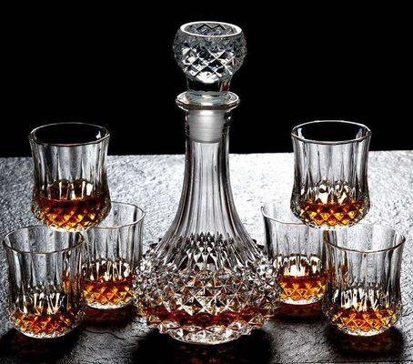 夜棒提供のウィスキーのためのコップが付いているダイヤモンドの設計ウィスキーのガラス ビン